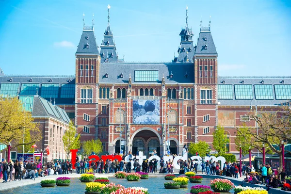 Amsterdam, Hollanda - 20 Nisan 2017: Rijksmuseum - ulusal devlet Müzesi önünde güzel laleler olduğunu popüler bir turistik hedef Amsterdam, Hollanda