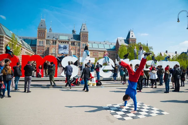 Amsterdam, Hollanda - 20 Nisan 2017: Gençlik break dans Amsterdam şehir sokaklarında. Sokak Festivali breakdance.