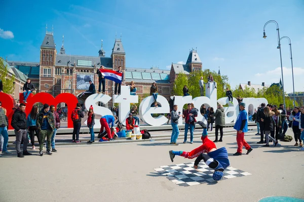 Amsterdam, Hollanda - 20 Nisan 2017: Gençlik break dans Amsterdam şehir sokaklarında. Sokak Festivali breakdance.