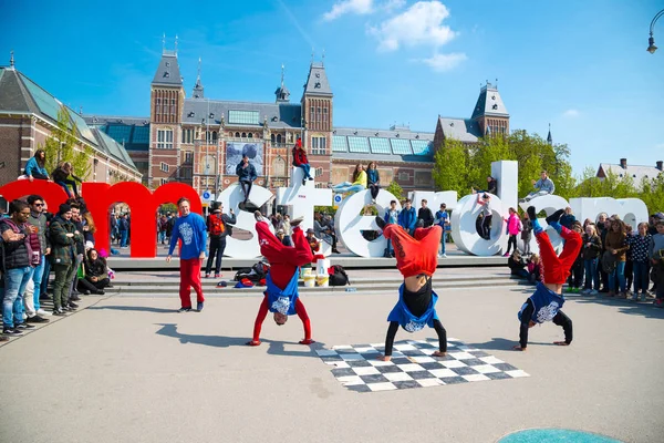 Amsterdam, Hollanda - 20 Nisan 2017: Gençlik break dans Amsterdam şehir sokaklarında. Sokak Festivali breakdance.