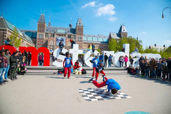 Amsterdam, Hollanda - 20 Nisan 2017: Gençlik break dans Amsterdam şehir sokaklarında. Sokak Festivali breakdance.