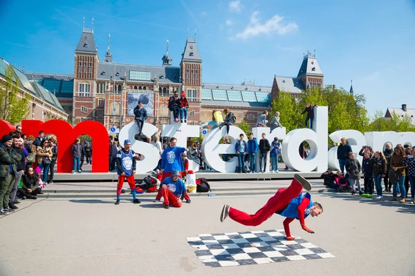 Amsterdam, Hollanda - 20 Nisan 2017: Gençlik break dans Amsterdam şehir sokaklarında. Sokak Festivali breakdance.
