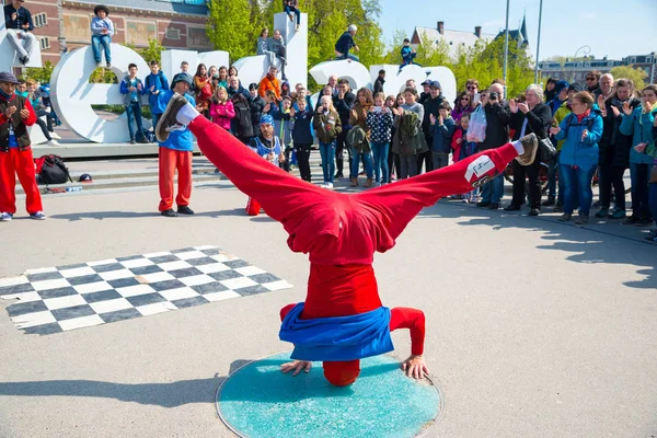 Amsterdam, Hollanda - 20 Nisan 2017: Gençlik break dans Amsterdam şehir sokaklarında. Sokak Festivali breakdance.