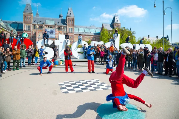 Amsterdam, Hollanda - 20 Nisan 2017: Gençlik break dans Amsterdam şehir sokaklarında. Sokak Festivali breakdance.