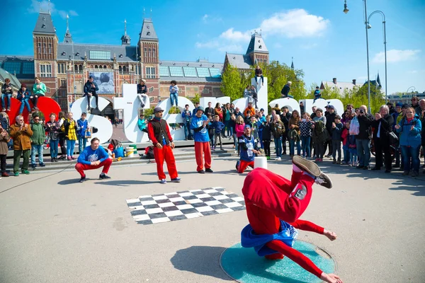 Amsterdam, Hollanda - 20 Nisan 2017: Gençlik break dans Amsterdam şehir sokaklarında. Sokak Festivali breakdance.