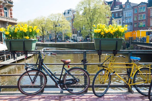 Amsterdam, Hollanda - 20 Nisan 2017: Şehir sokak Nehri Kanal Köprüsü Amsterdam'da bisikletle