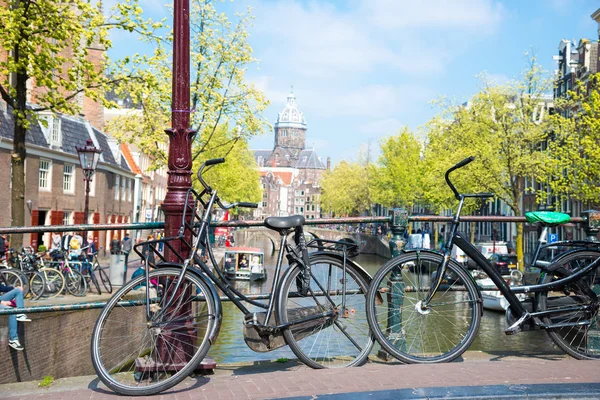Amsterdam, Hollanda - 20 Nisan 2017: Amsterdam Hollanda'da köprüde bisikletler