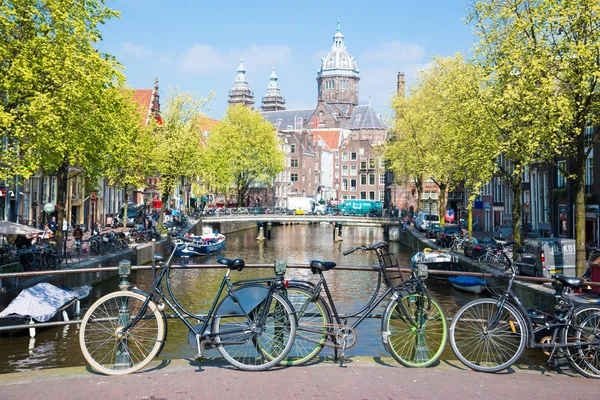 Amsterdam, Hollanda - 20 Nisan 2017: Amsterdam, Hollanda bir köprü üzerinde park etmiş Bisiklet