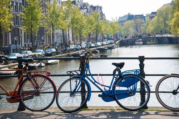 Amsterdam, Hollanda - 20 Nisan 2017: Amsterdam, Hollanda bir köprü üzerinde park etmiş Bisiklet