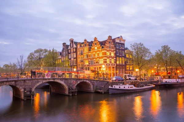 Bir ünlü kanal Hollanda'nın Amsterdam, alacakaranlıkta.