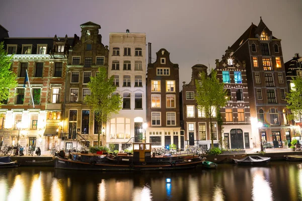 Amsterdam kanalları gece. Amsterdam Hollanda'nın başkenti ve en kalabalık olduğunu.