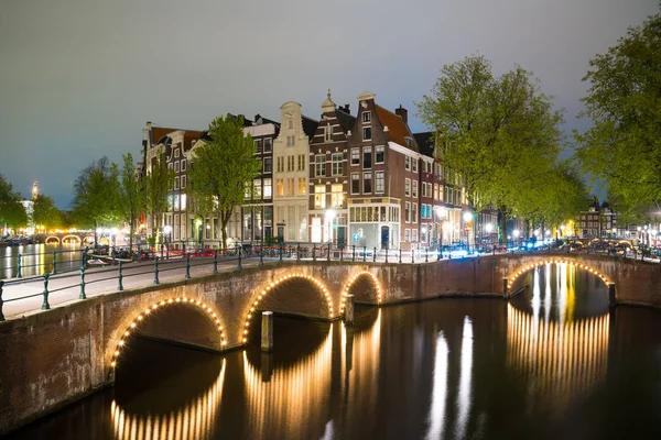 Amsterdam kanal, köprü ve tipik evler akşam alacakaranlık mavi saat, Hollanda, Hollanda sırasında.