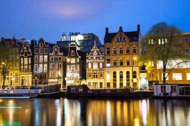 Amsterdam, Hollanda - 21 Nisan 2017: Gece boyunca Amsterdam kanalları ve setlerinin manzarası.