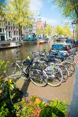 Amsterdam, Hollanda - 20 Nisan 2017: Amsterdam Hollanda'da köprüde bisikletler