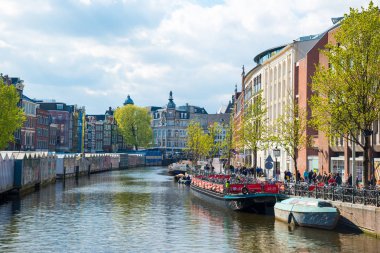 Amsterdam, Hollanda - 19 Nisan 2017: Çarpıcı Amsterdam kanalları ve Hollanda, Europe başkentinin tipik Hollanda evleri