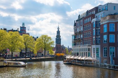 Amsterdam, Hollanda - 19 Nisan 2017: Çarpıcı Amsterdam kanalları ve Hollanda, Europe başkentinin tipik Hollanda evleri