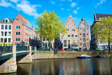 Amsterdam, Hollanda - 19 Nisan 2017: Çarpıcı Amsterdam kanalları ve Hollanda, Europe başkentinin tipik Hollanda evleri