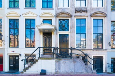 Amsterdam, Hollanda - 19 Nisan 2017: Amsterdam, Hollanda geleneksel mimarisinin bir binaya giriş kapısı.