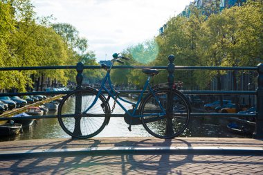 Hollanda, Amsterdam 'da köprüde bisiklet..