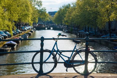 Hollanda, Amsterdam 'da köprüde bisiklet..