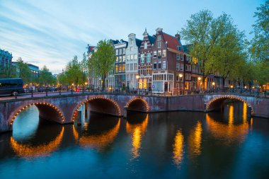 Kanal kavşakta Keizersgracht, Amsterdam, Hollanda