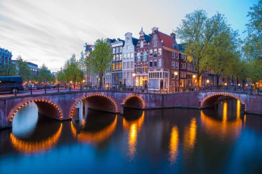 Kanal kavşakta Keizersgracht, Amsterdam, Hollanda
