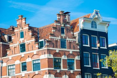 Hollanda, Amsterdam 'da geleneksel eski binalar.