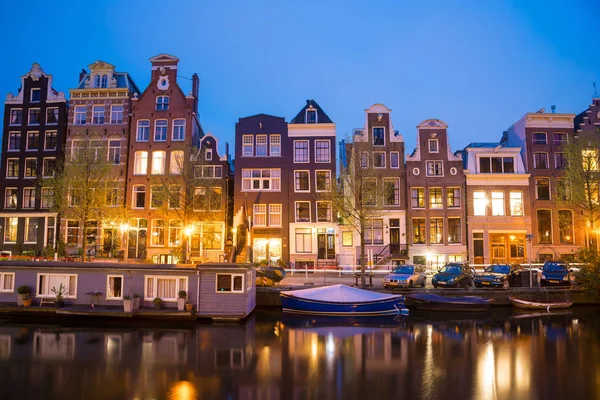 Вид Амстердамские Каналы Набережные Вдоль Ночью — стоковое фото