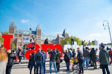 Amsterdam, Hollanda - 20 Nisan 2017: I Amsterdam ön Rijksmuseum fotoğraf çekmek isteyen turistler için bir cazibe işaretidir