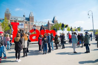 Amsterdam, Hollanda - 20 Nisan 2017: I Amsterdam ön Rijksmuseum fotoğraf çekmek isteyen turistler için bir cazibe işaretidir