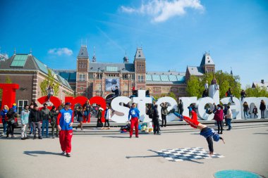 Amsterdam, Hollanda - 20 Nisan 2017: Gençlik break dans Amsterdam şehir sokaklarında. Sokak Festivali breakdance.
