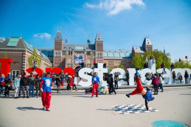 Amsterdam, Hollanda - 20 Nisan 2017: Gençlik break dans Amsterdam şehir sokaklarında. Sokak Festivali breakdance.