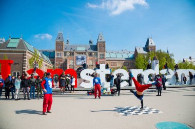 Amsterdam, Hollanda - 20 Nisan 2017: Gençlik break dans Amsterdam şehir sokaklarında. Sokak Festivali breakdance.