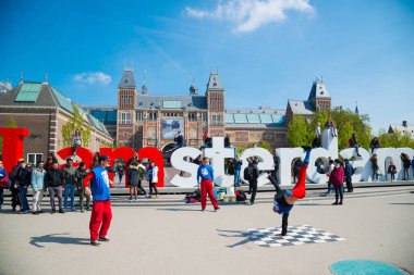 Amsterdam, Hollanda - 20 Nisan 2017: Gençlik break dans Amsterdam şehir sokaklarında. Sokak Festivali breakdance.