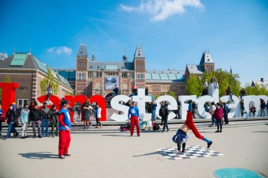 Amsterdam, Hollanda - 20 Nisan 2017: Gençlik break dans Amsterdam şehir sokaklarında. Sokak Festivali breakdance.