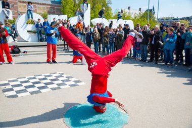 Amsterdam, Hollanda - 20 Nisan 2017: Gençlik break dans Amsterdam şehir sokaklarında. Sokak Festivali breakdance.