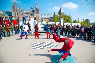 Amsterdam, Hollanda - 20 Nisan 2017: Gençlik break dans Amsterdam şehir sokaklarında. Sokak Festivali breakdance.