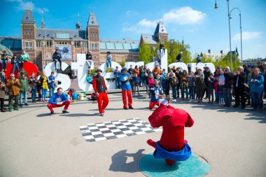 Amsterdam, Hollanda - 20 Nisan 2017: Gençlik break dans Amsterdam şehir sokaklarında. Sokak Festivali breakdance.