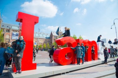 Amsterdam, Hollanda - 20 Nisan 2017: I Amsterdam ön Rijksmuseum fotoğraf çekmek isteyen turistler için bir cazibe işaretidir