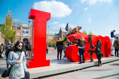 Amsterdam, Hollanda - 20 Nisan 2017: I Amsterdam ön Rijksmuseum fotoğraf çekmek isteyen turistler için bir cazibe işaretidir