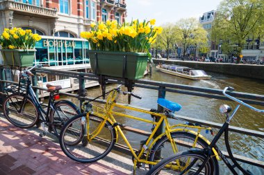 Amsterdam, Hollanda - 20 Nisan 2017: Amsterdam, Hollanda bir köprü üzerinde park etmiş Bisiklet