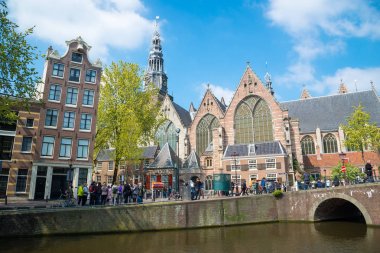 Amsterdam, Hollanda - 20 Nisan 2017: Görünüm eski kilise ve red light district Amsterdam Caddesi'nde turist ile su kanalında