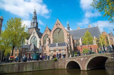 Amsterdam, Hollanda - 20 Nisan 2017: Görünümüyle Oude Kerk - eski kilise ve red light district Amsterdam Caddesi'nde turistlere su kanalında