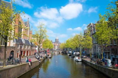 Amsterdam, Hollanda - 20 Nisan 2017: Amsterdam kanal ve güzel geleneksel eski binalar, Hollanda