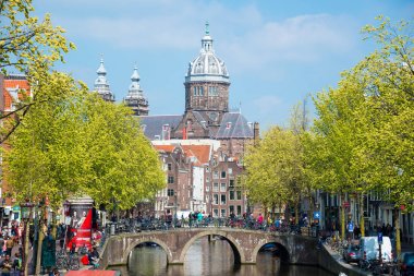 Amsterdam, Hollanda - 20 Nisan 2017: Amsterdam kanalları ve köprü, tekneler ve tipik Hollanda evleri ile harika manzara. Holland, Hollanda. Tabii ki turistler için güzel kez bakıldı.