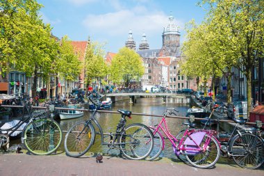 Amsterdam, Hollanda - 20 Nisan 2017: Bisiklet Amsterdam'da köprüde. Amsterdam, Hollanda kanalları