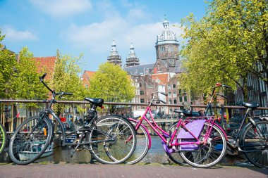 Amsterdam, Hollanda - 20 Nisan 2017: Amsterdam kanalları Köprüsü ve motosiklet ile güzel manzarasına. Amsterdam, Hollanda