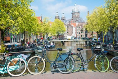Amsterdam, Hollanda - 20 Nisan 2017: Şehir sokak Nehri Kanal Köprüsü Amsterdam'da bisikletle
