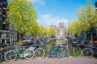Amsterdam, Hollanda - 20 Nisan 2017: Bisiklet Amsterdam'da köprüde. Amsterdam, Hollanda kanalları