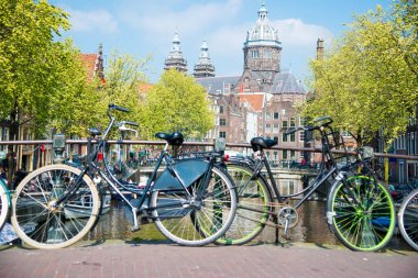 Amsterdam, Hollanda - 20 Nisan 2017: Bisiklet Amsterdam'da köprüde. Amsterdam, Hollanda kanalları